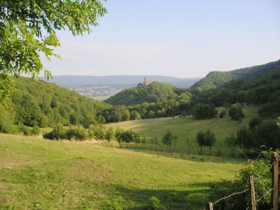 Le vallon et les ruines du château féodal