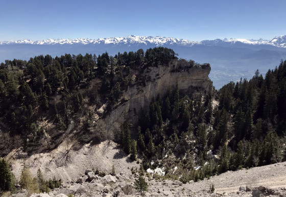 Le Vallon et les Tours des Forges devant la chaîne de Belledonne