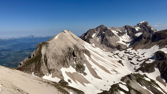 Le Vercors à travers le Col du Rougnou et la crête menant à la Grande Tête de l\'Obiou