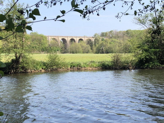 Le viaduc de Clécy vu après le coude aval de l'Orne