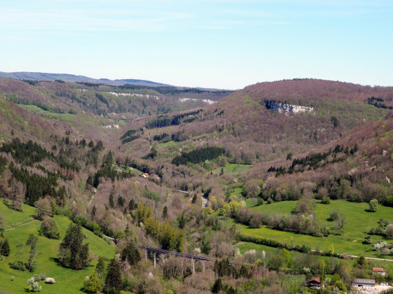 Le viaduc du tacot et la belle vallée de la Brème