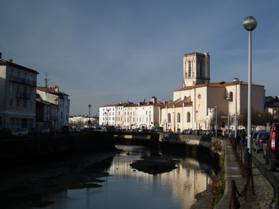 Le vieux canal et l\'église St Sauveur