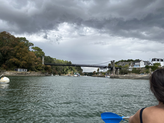 le vieux pont suspendu et à droite la rampe inclinée pour l\'accostage au port du Bono