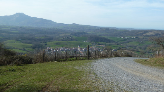 Le village d\'Ainhoa et la Rhune à l\'horizon
