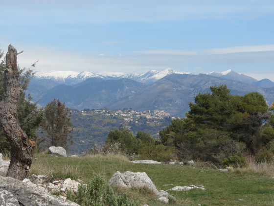 Le village de Berre les Alpes et le Massif de l'Authion