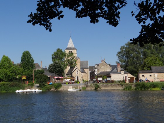 Le village de Ménil vu depuis la rive gauche de la Mayenne