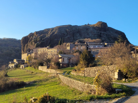 Le village de Sceautres blotti au pied du Neck