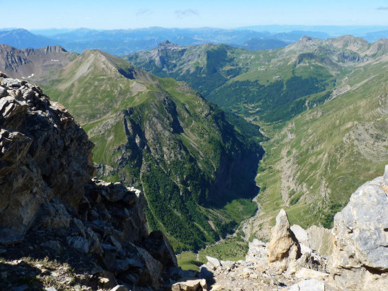 Le village des Gourniers en fond
