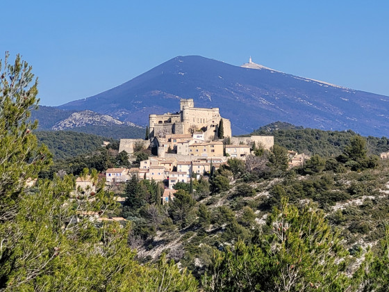 Le village du Barroux et le Mont Ventoux en arrière plan
