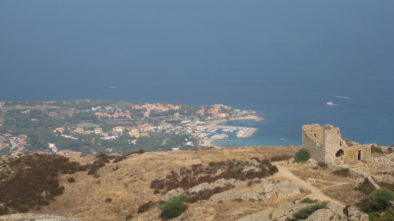 Le village ruiné d\'Occi et en toile de fond la Marine de Sant\' Ambroggio