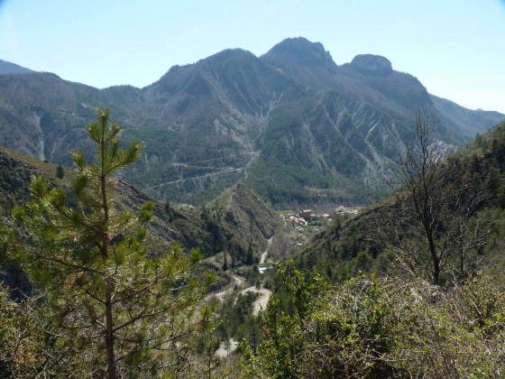 Le village s\'éloigne
