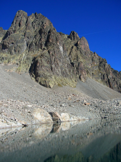 Les Aiguilles Rouges se reflétant dans le Lac de la Persévérance