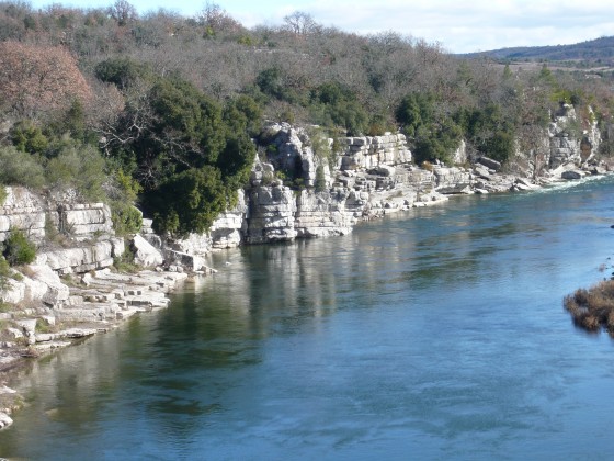 Les berges de l'Ard&egrave;che en aval de Balazuc