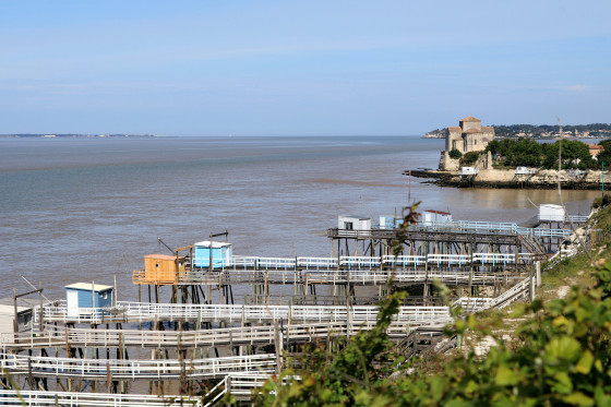 les carrelets sur fond d'Eglise