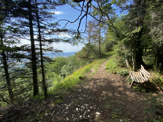 Les crêtes avec son banc perdu au milieu de nul part