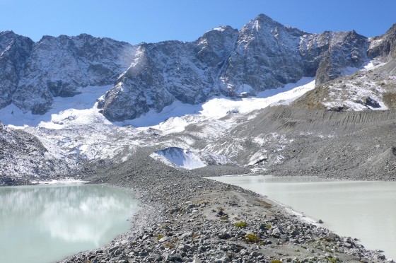Les deux lacs d\'Arsine séparés par une digue