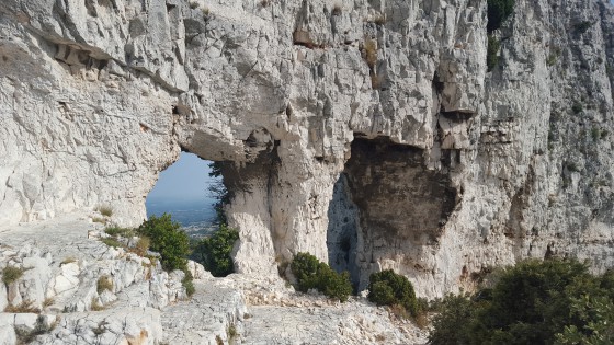 les Deux Trous