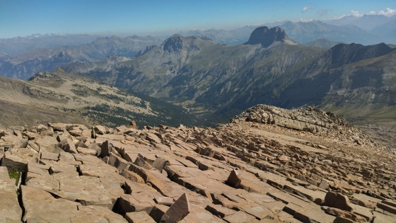 Les grandes dalles avant le sommet