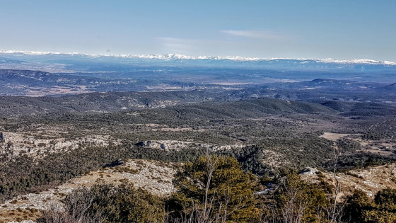 Les montagnes enneigées au loin vers le nord-est