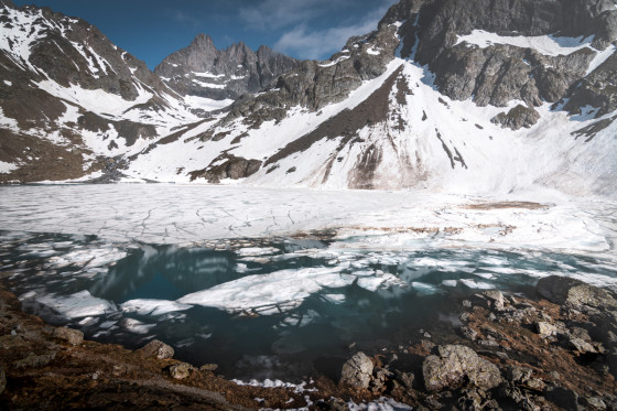 Les pics de Belledonne veillent sur le lac