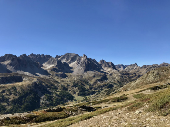 Les prés du Moutet au fond de la vallée et la Main de Crépin servent de cible