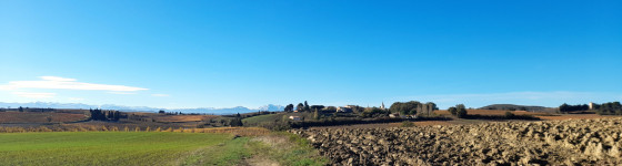 Les Pyrénées enneigées, au premier plan de village de Ferran.