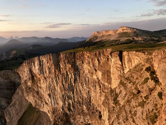 Les rayons du soleil se font plus chauds sur le cirque impressionnant du ruisseau des Arches