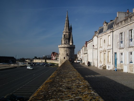 Les remparts et la tour de la lanterne