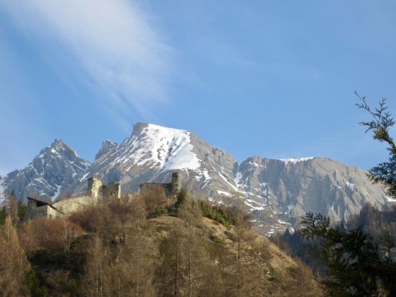 Les ruines de Rabenstein dominées par le mont Ochsenbug (ou Kristallkopf, selon le dialecte utilisé)