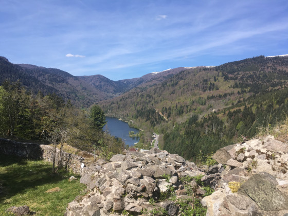 Les ruines du château au dessus du Lac