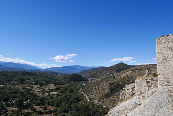 Les ruines du ch&acirc;teau de Rod&egrave;s avec au fond le barrage de Vin&ccedil;a.