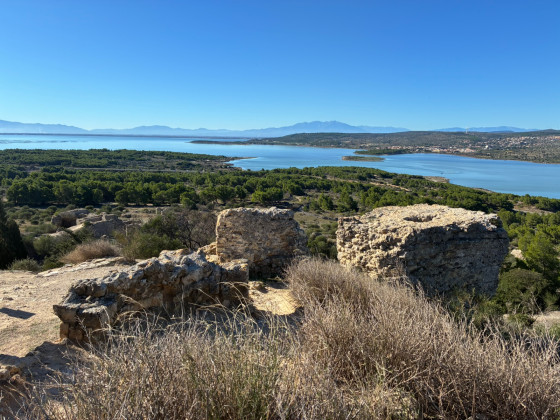 Les ruines du ch&acirc;teau, L'&eacute;tang de Leucate et &agrave; l'horizon le Canigou