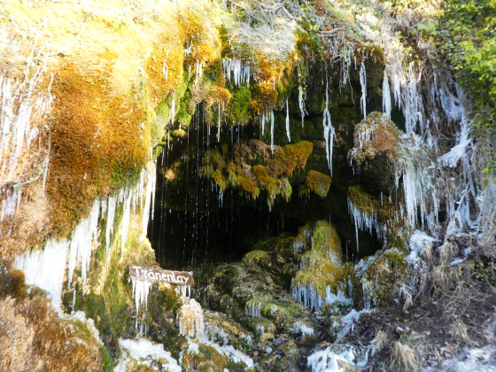 Les stalactites du Tr&auml;nenlay en hiver