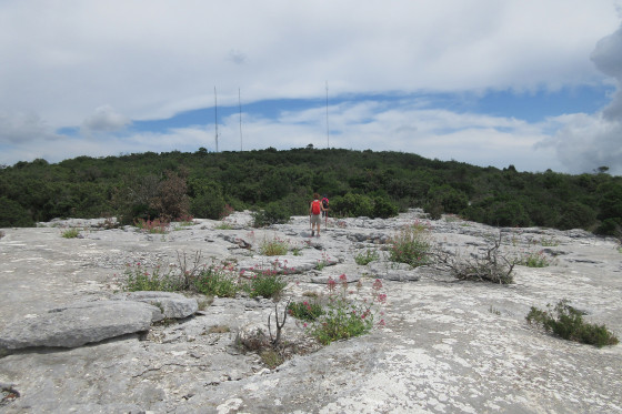 Les trois antennes au loin