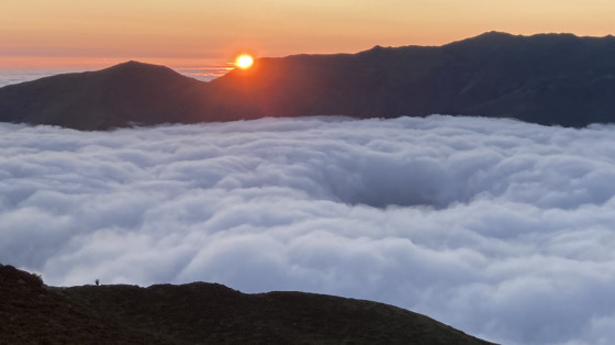Lever de soleil, belle mer de nuages