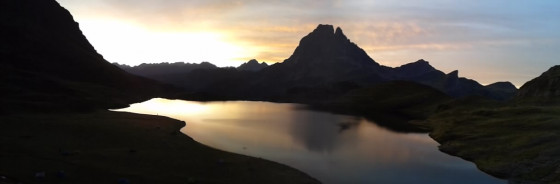 Lever de soleil sur le lac Gentau - vue depuis le refuge d'Ayous