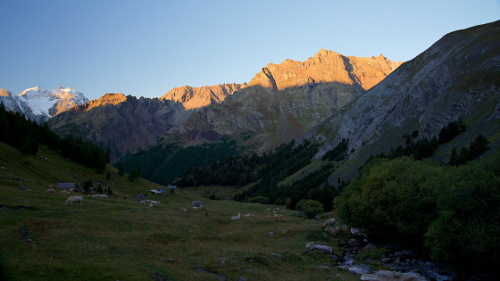 Lever de soleil sur les Agneaux et les pics du Combeynot
