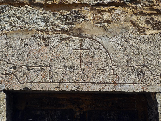 Linteau de porte à Cussey-sur-Lison
