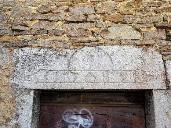 Linteau de porte à Cussey-sur-Lison