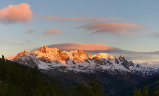 Lueurs de l\'aurore sur la Tête de la Cassille et la Pointe des Cerces