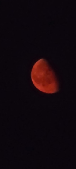 Lune rouge de la mi août...