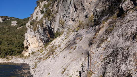 Mains courantes le long de la falaise