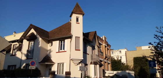 Maison à tourelle carrée