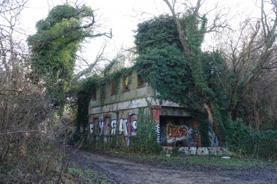 Maison abandonn&eacute;e pr&egrave;s de l'&eacute;tang