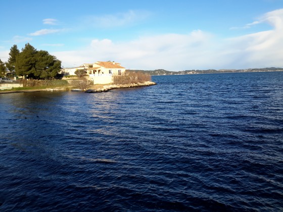 Maison au bord de l\'étang