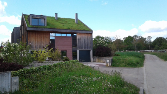 Maison avec toiture v&eacute;g&eacute;talis&eacute;e