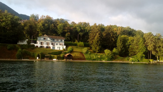 Maison de bord de lac