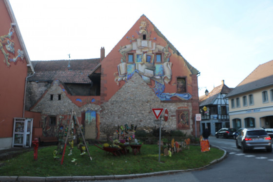Maison décorée au carrefour de la rue de la gare et de la rue de Haguenau