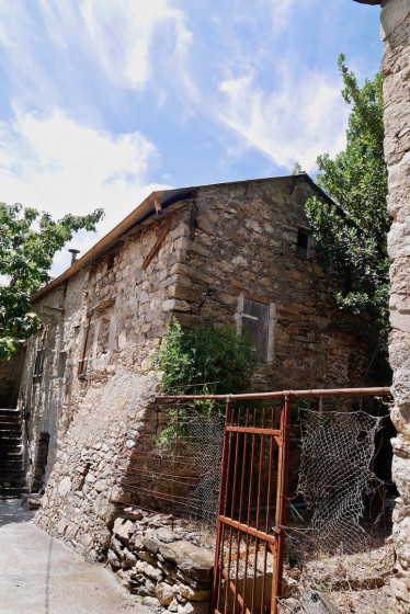 Maison entretenue à l\'entrée de Mons