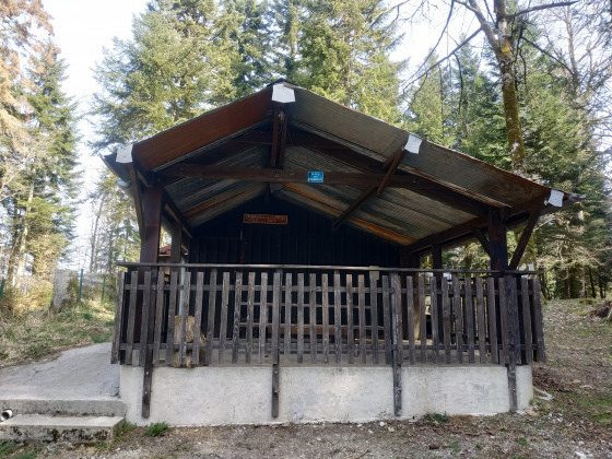 Maison forestière avec table de pique-nique